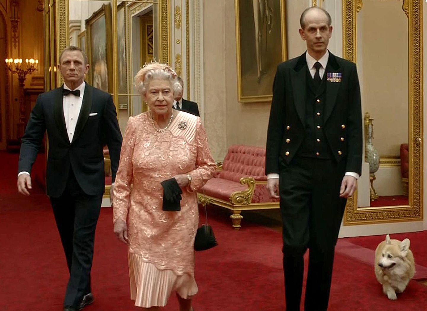 Queen Elizabeth II und James-Bond-Darsteller Daniel Craig 2012 im Buckingham Palast