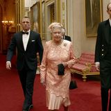 Queen Elizabeth II und James-Bond-Darsteller Daniel Craig 2012 im Buckingham Palast