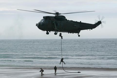 Ein britscher Militärhelikopter des Typs Sea King – die Abgase des Hubschraubers sollen Krebs verursacht habe