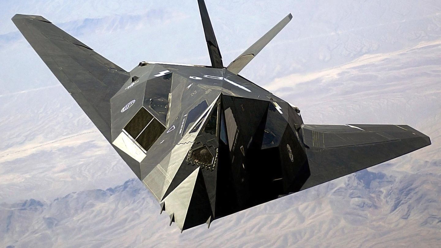 Ein F-117A Nighthawk Stealth Fighter der US Air Force im Jahr 2002