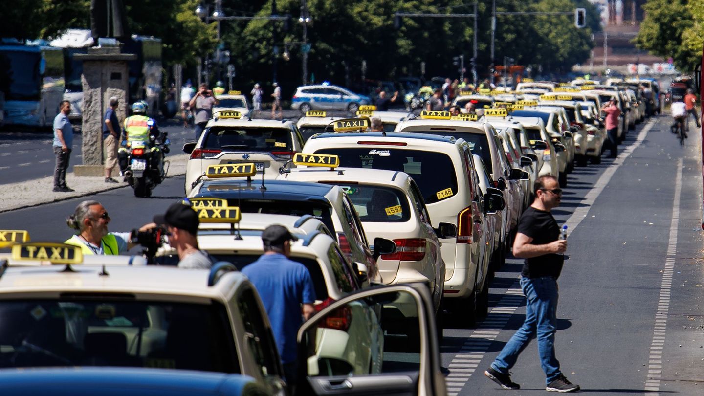 Dissatisfied taxi drivers: Branch in the crisis: Taxi corsos in a dozen cities