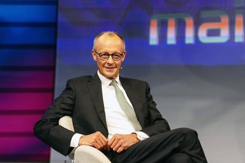 Friedrich Merz sitzt beim TV-Talk "Maischberger" lächelnd in einem Sessel