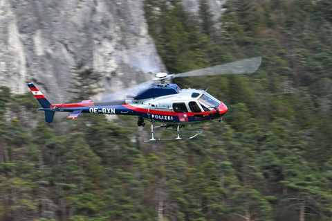 Hubschrauber sucht nach Wanderern in Tirol