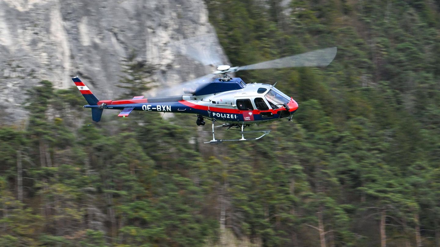 Hubschrauber sucht nach Wanderern in Tirol