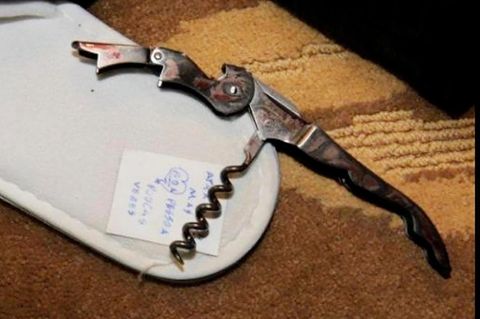 Das Kellnerbesteck mit ausgeklapptem Korkenzieher, daneben ein Hotelhausschuh