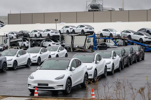 Tesla-Autos auf einem Hof