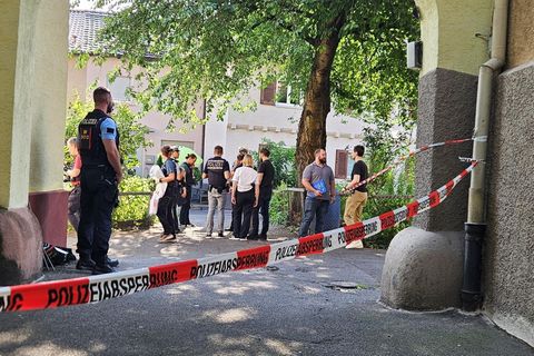In Stuttgart versperrt ein "Polizei"-Flatterband den Weg in einen Hinterhof, in dem mehrere Ermittler stehen