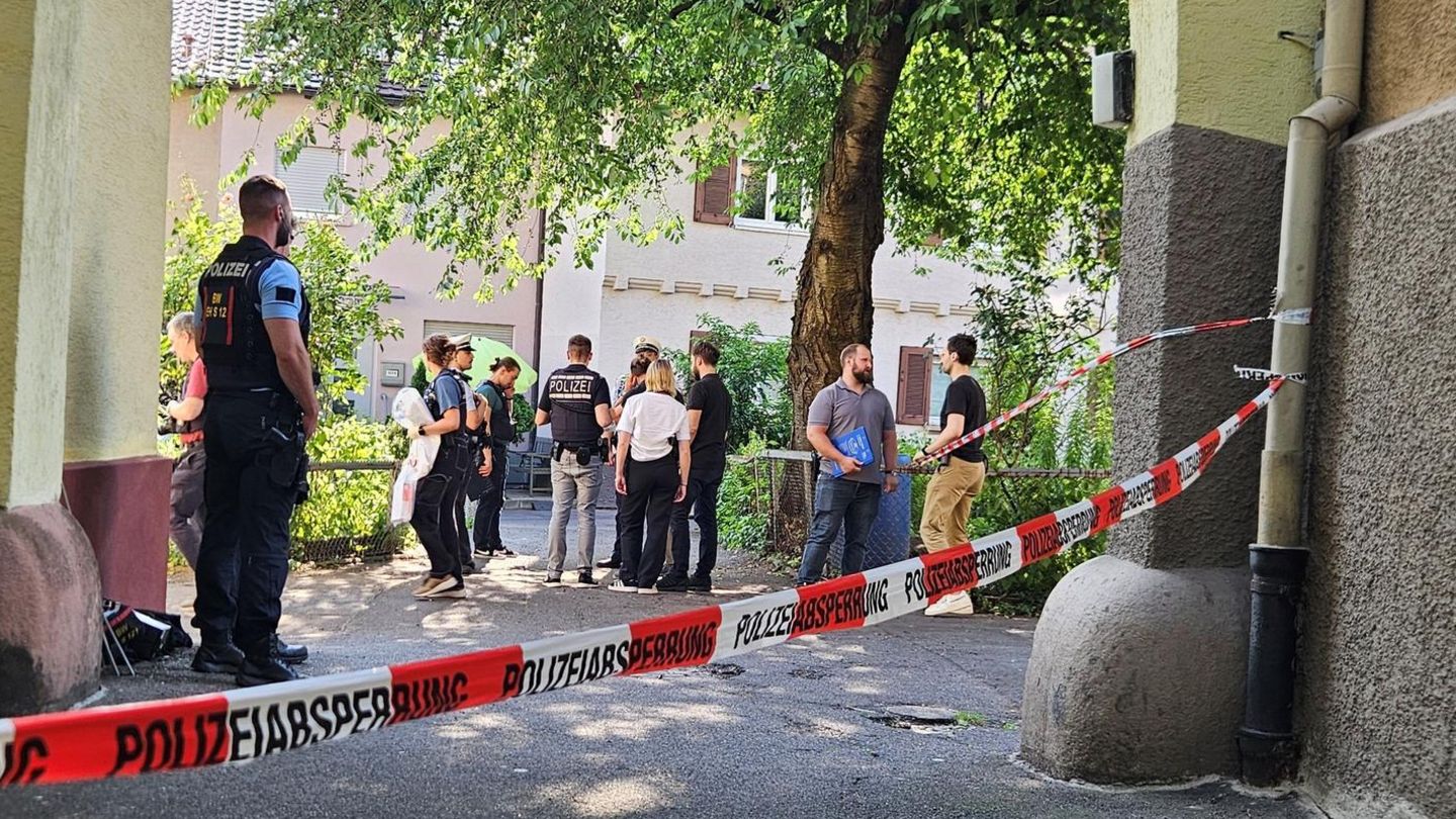 In Stuttgart versperrt ein "Polizei"-Flatterband den Weg in einen Hinterhof, in dem mehrere Ermittler stehen