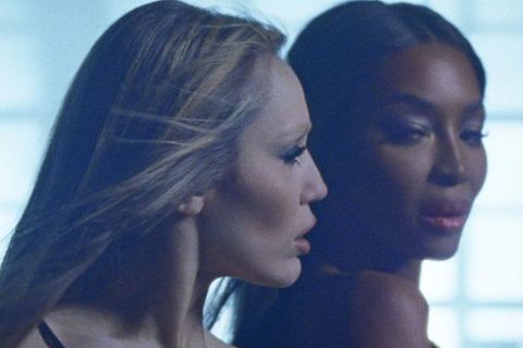 Miley Cyrus und Naomi Campbell im Musikvideo zur Single "Every Girl You've Ever Loved"