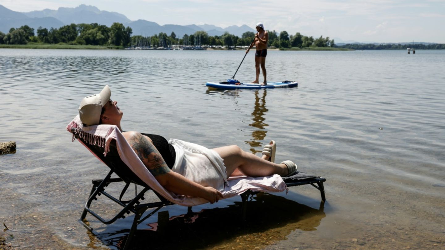 Abkühlung an Chiemsee in Bayern