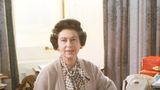Queen Elizabeth 1982 in ihrem Arbeitszimmer am Schreibtisch, vor ihr liegen Akten