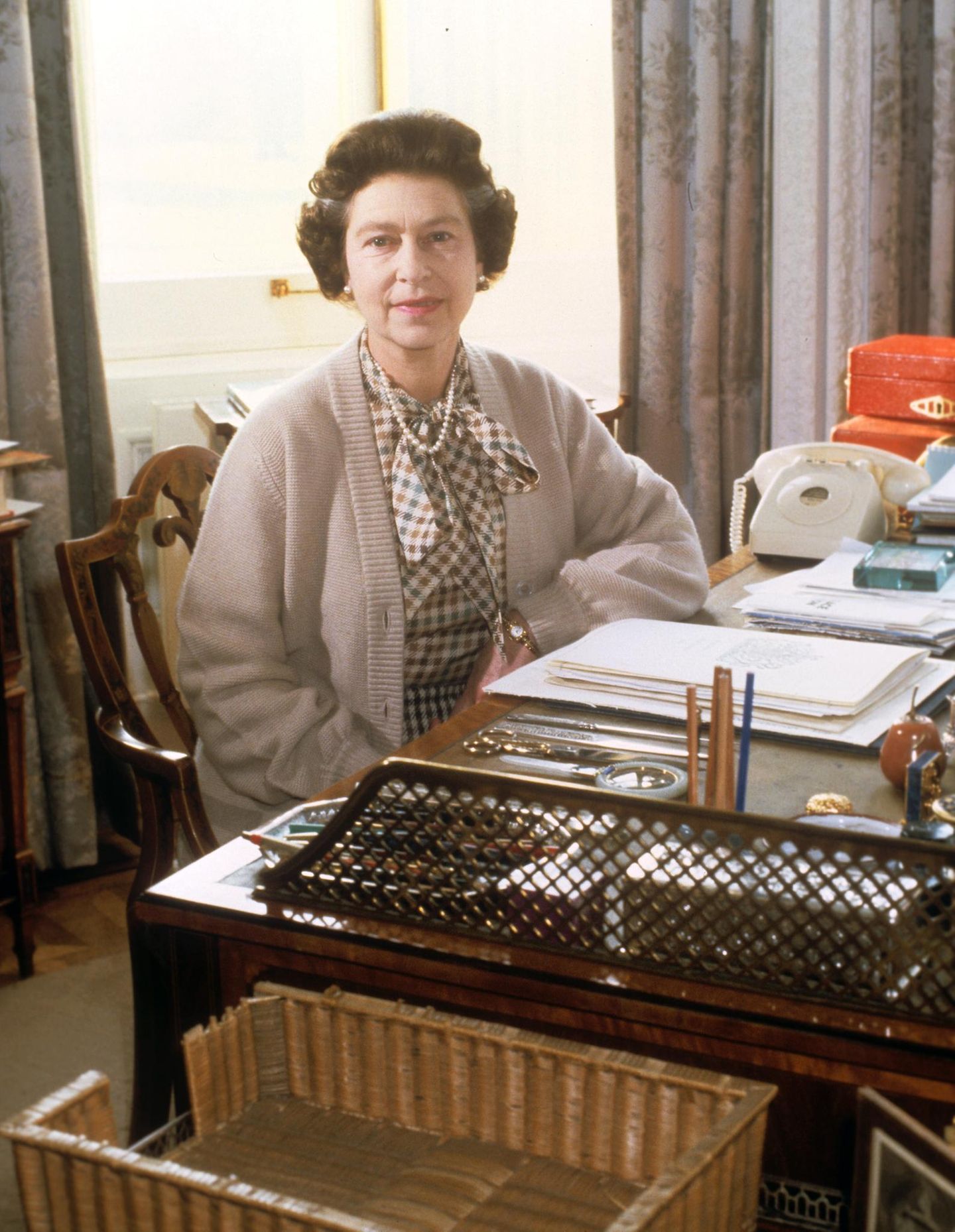Queen Elizabeth 1982 in ihrem Arbeitszimmer am Schreibtisch, vor ihr liegen Akten