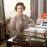 Queen Elizabeth 1982 in ihrem Arbeitszimmer am Schreibtisch, vor ihr liegen Akten