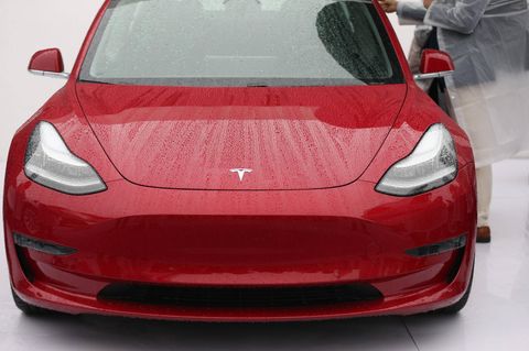 Ein Tesla Model 3 in Frontansicht