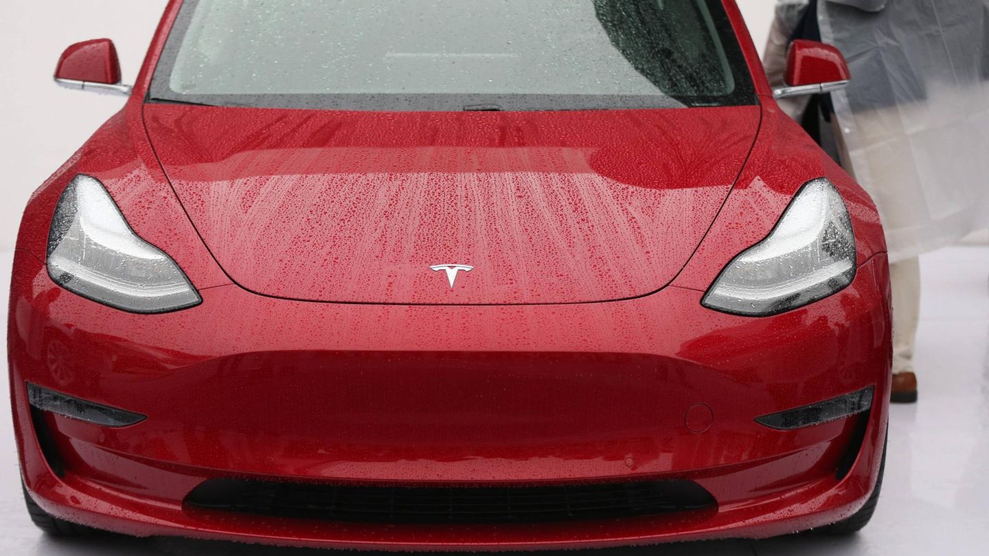 オートパイロットは列車のレールにテスラ3を指示します – その後、列車が衝突します
