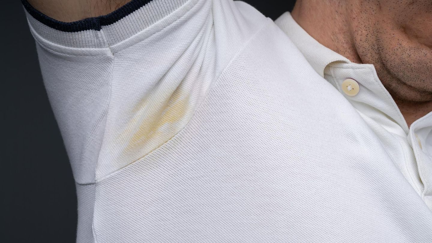 Unschön: Gelbe Schweißflecken auf weißer Kleidung