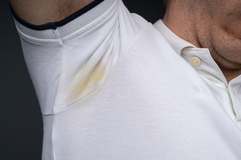 Unschön: Gelbe Schweißflecken auf weißer Kleidung