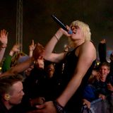 Ihr wollt doch lieber richtig ausrasten – gern auch zu Autotune-Klängen? Dann zerlegt Tonser für Euch die Zeltbühne und nimmt ein Bad in der Menge