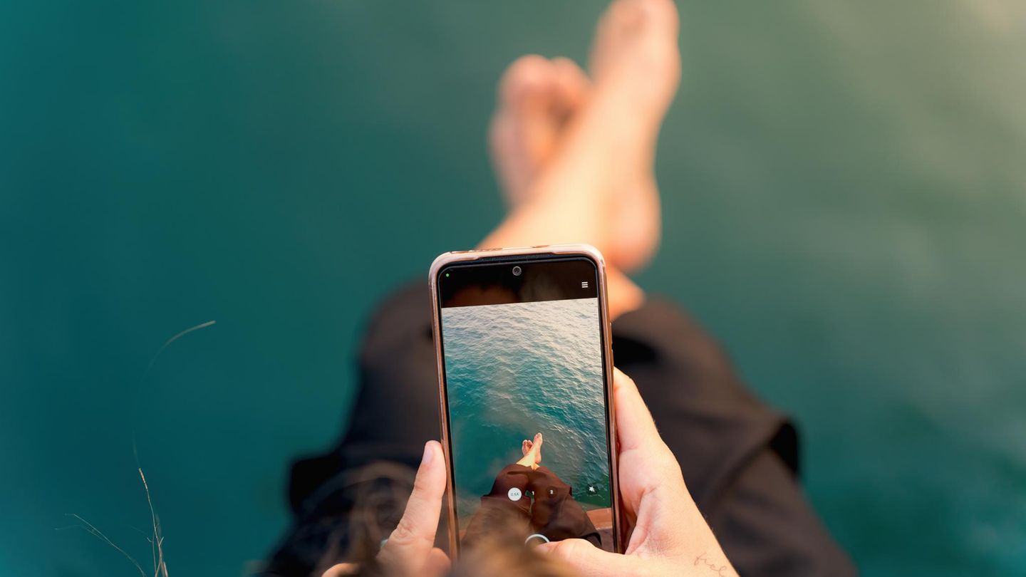 Smartphones und andere technische Geräte leiden genau wie wir unter der Hitze