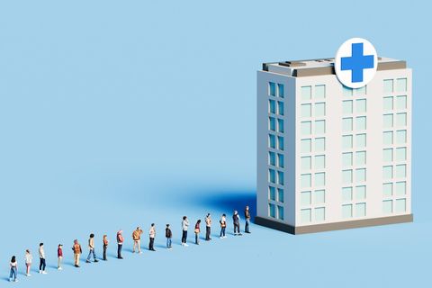 Neue Praxisgebühr: Symbolbild Krankenhaus, davor Menschenschlange