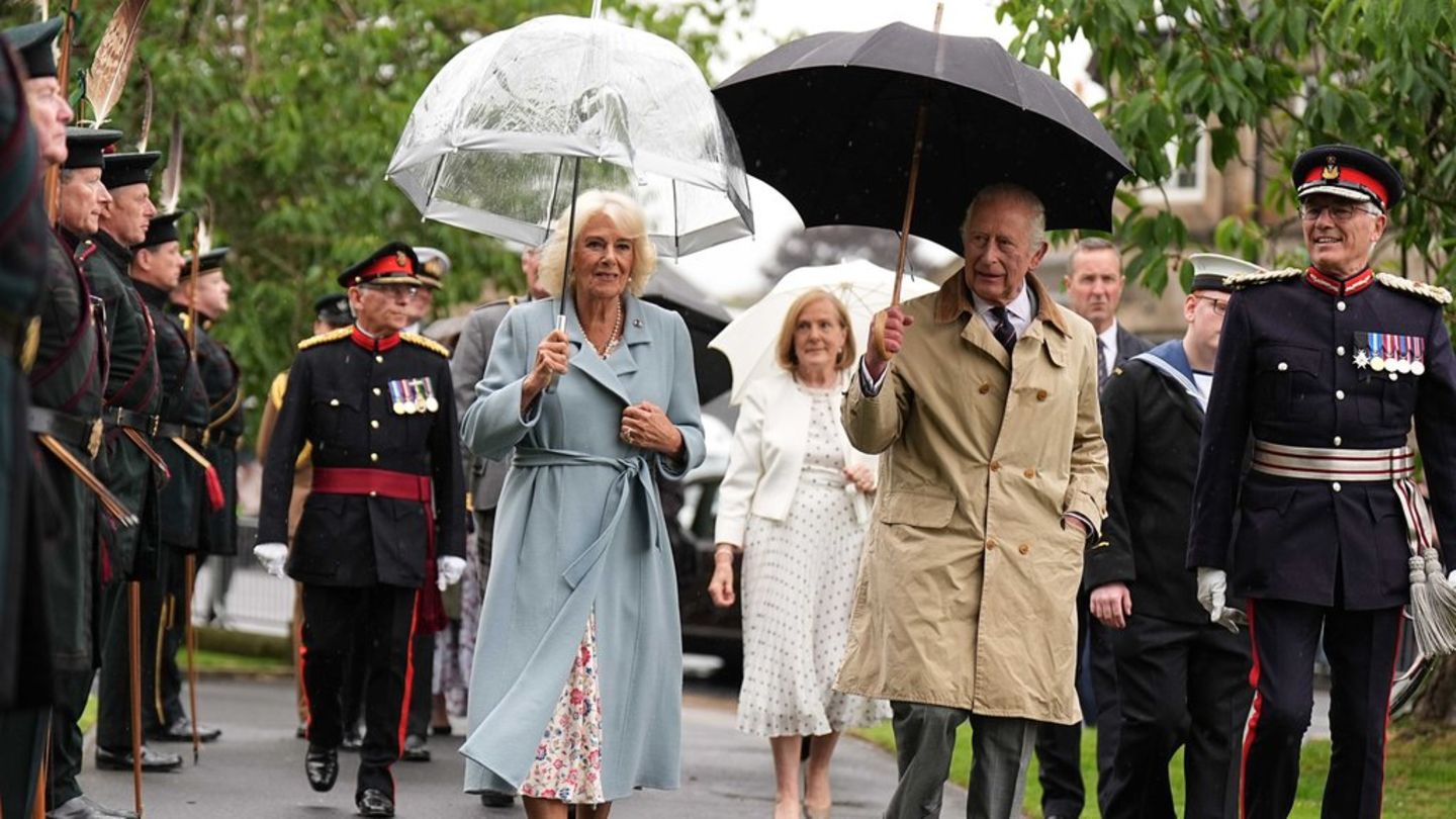 King Charles and Camilla: in a good mood in the Scottish rainy weather