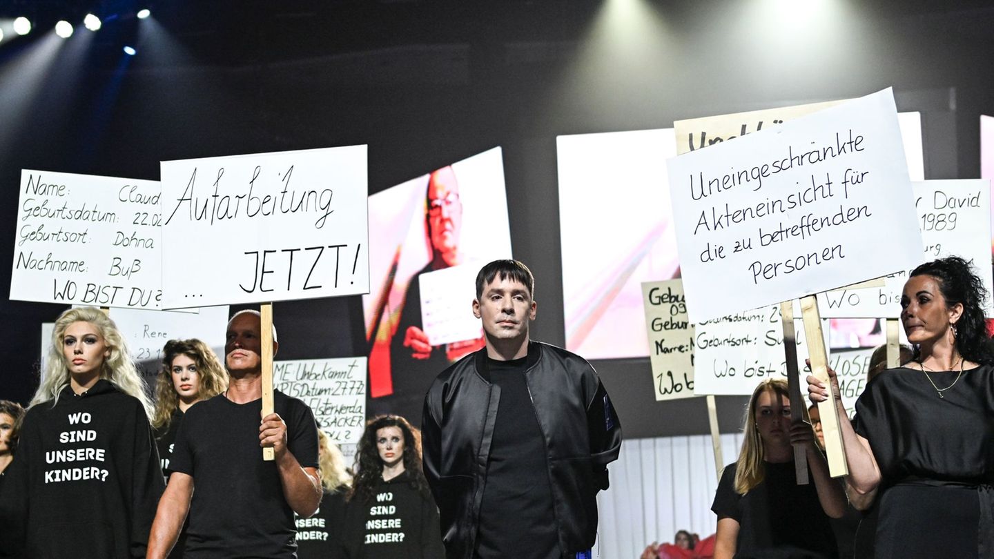 Fashion Week: Glitzer and Grauen: A fashion show for GDR compulsory options