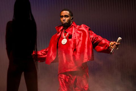 P. Diddy auf der Bühne im roten Anzug, 2023