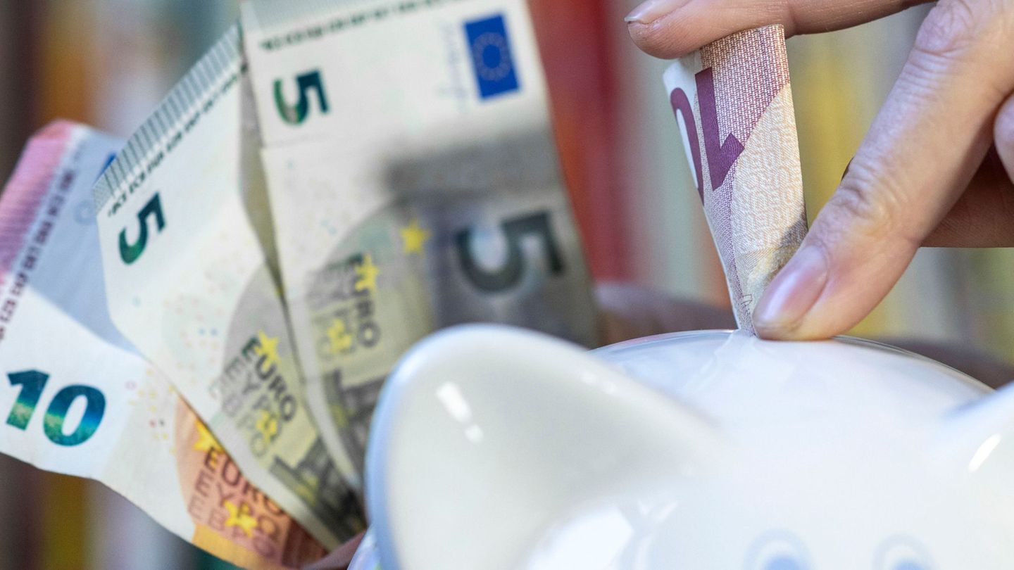 Survey: bank account, stocks, money boxes – like parents save for children