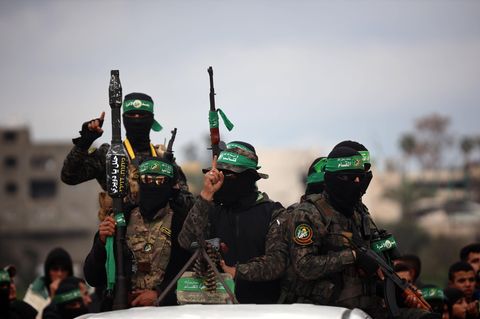 Kämpfer der Hamas bei der Freilassung einer Geisel im Gaza-Streifen im Februar