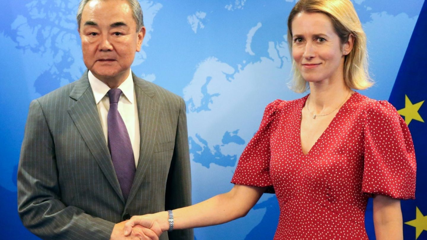 Wang Yi und Kaja Kallas
