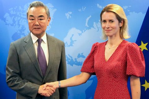 Wang Yi und Kaja Kallas