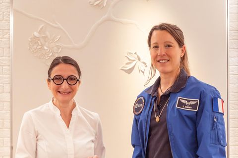 Sterneköchin Anne-Sophie Pic und Astronautin Sophie Adenot, die im Frühling 2026 in den Weltraum fliegt