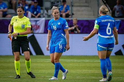 Schiedsrichterin Katalin Kulcsar schickt Islands Hildur Attonsdotir beim ersten Spiel der Frauen-EM vom Platz