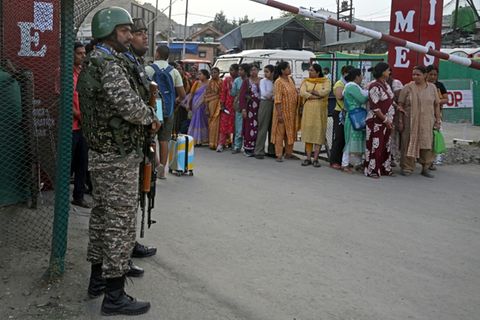 Indische Soldaten begleitet die Pilgerfahrt