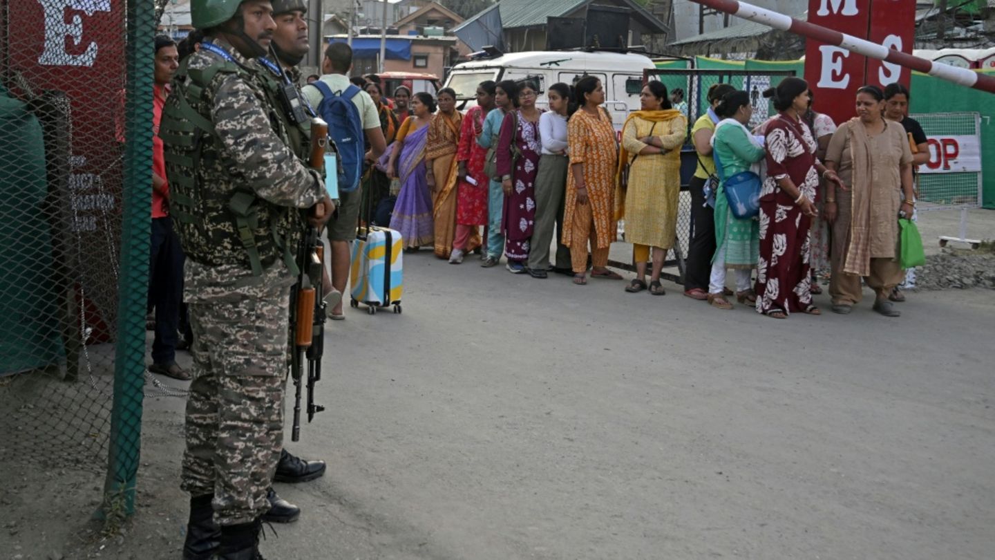 Indische Soldaten begleitet die Pilgerfahrt