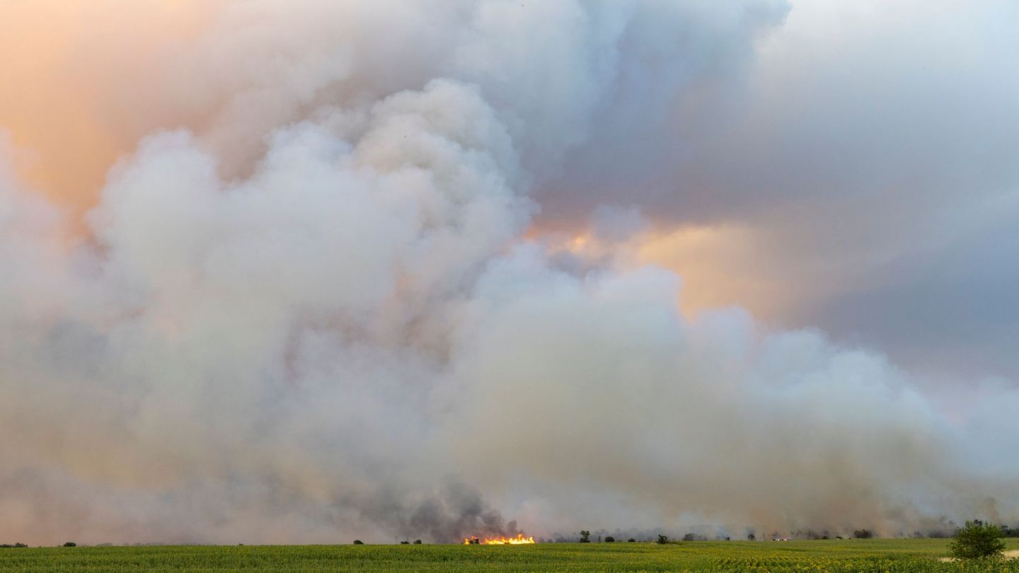 Der Waldbrand in Sachsen ist weiter nicht unter Kontrolle.