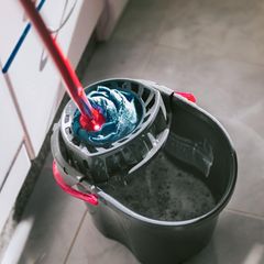 Vileda Wischmopp wird ausgewrungen.