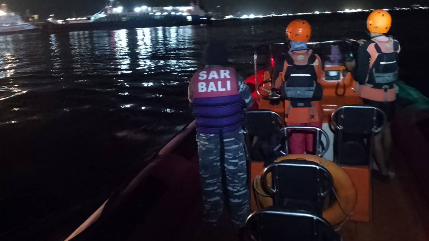 Rettungskräfte suchen vor Bali nach Überlebenden