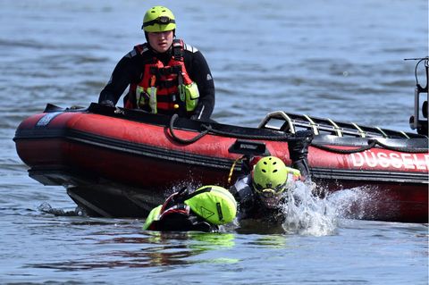 Wie bei dieser Übung im Mai setzte die Düsseldorfer Feuerwehr bei der Suchaktion am Donnerstag auch Boote auf dem Rhein ein