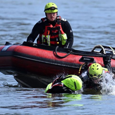 Wie bei dieser Übung im Mai setzte die Düsseldorfer Feuerwehr bei der Suchaktion am Donnerstag auch Boote auf dem Rhein ein