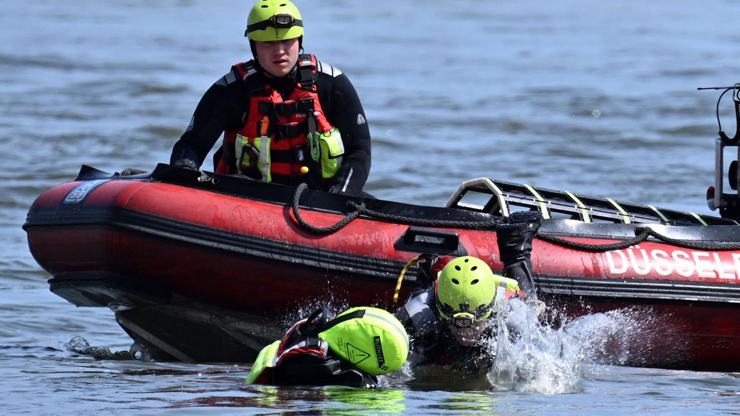 Wie bei dieser Übung im Mai setzte die Düsseldorfer Feuerwehr bei der Suchaktion am Donnerstag auch Boote auf dem Rhein ein