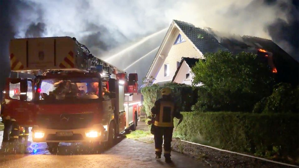 Blitz setzt Haus in Brand, Autobahn platzt auf, Wälder brennen Blitz setzt Haus in Brand, Autobahn platzt auf, Wälder brennen