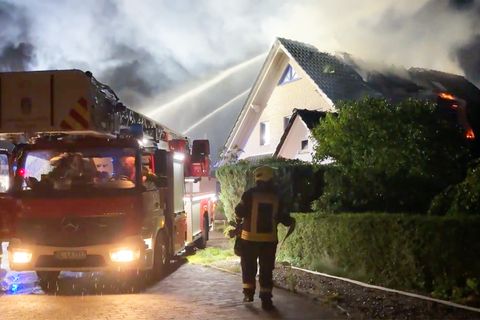 Blitz setzt Haus in Brand, Autobahn platzt auf, Wälder brennen
