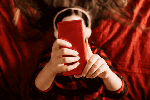Whatsapp: Ein Mädchen spielt am Telefon