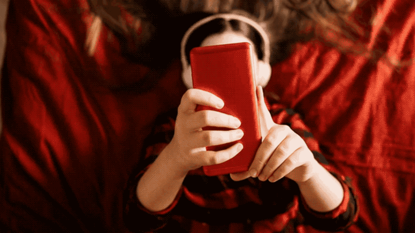 Whatsapp: Ein Mädchen spielt am Telefon