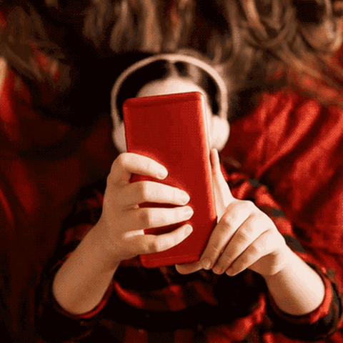 Whatsapp: Ein Mädchen spielt am Telefon