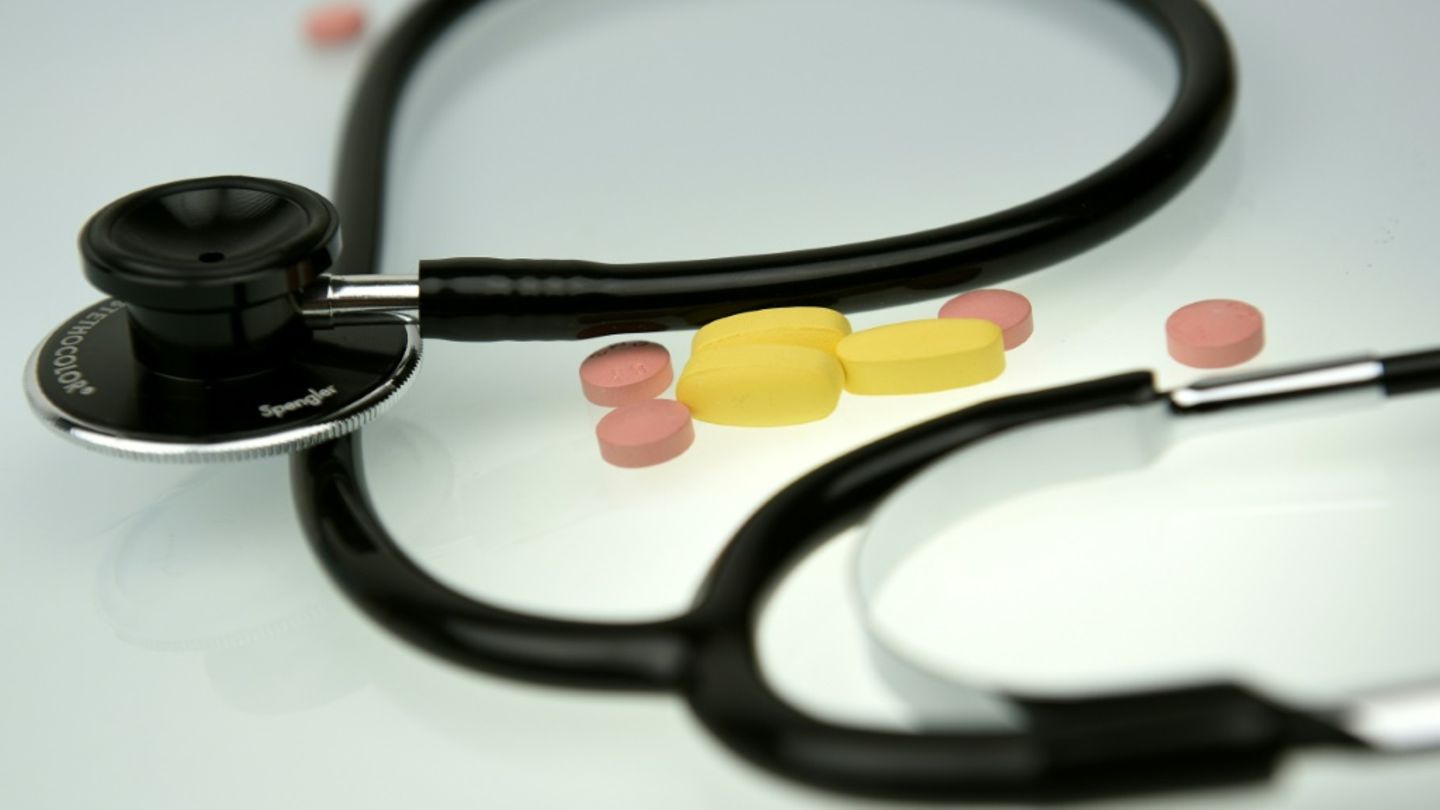 Tabletten und Stethoskop auf einem Tisch