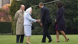 Die Queen trägt ein Kopftuch, als sie Barack Obama und seine Frau Michelle begrüßt