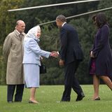Die Queen trägt ein Kopftuch, als sie Barack Obama und seine Frau Michelle begrüßt