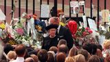 Die Queen in schwarz gekleidet nach Dianas Tod vor der Buckingham Palast, wo Blumen liegen